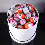 Шляпная коробка с конфетами Kinder Surprise
